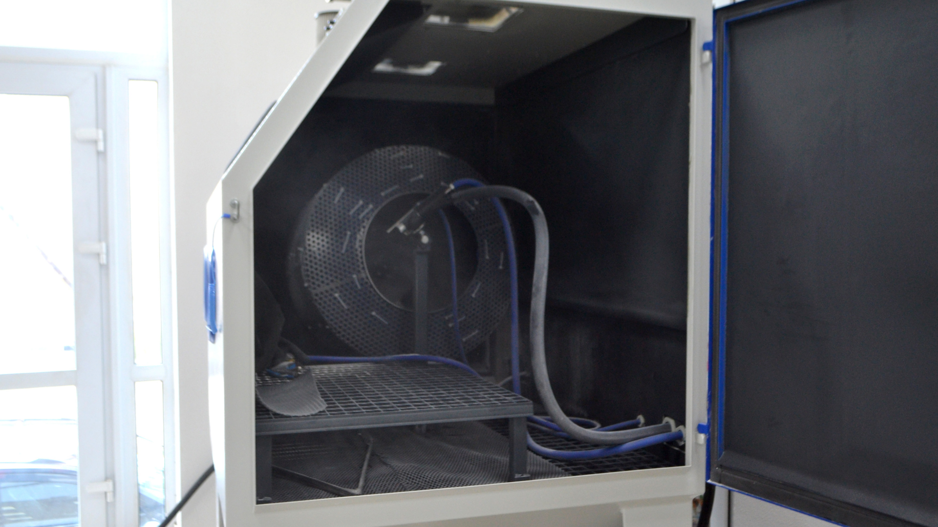 圖像上的蒸汽拋光機，陽極氧化、印刷、噴漆、噴砂、配色等精加工選項，以力保良好的表面精加工、藝術性、壽命、匹配品牌顏色、增強視覺效果，使用3D打印等原型解決方案，CNC、真空鑄造、快速工具、注塑成型等工藝，用於原型解決方案，以防產品發布、注塑、模具製造、項目管理的大規模生產，在需要時，適當的政府資助，遵守ESG實踐，環境、社會、治理、營銷和活動，為了促銷