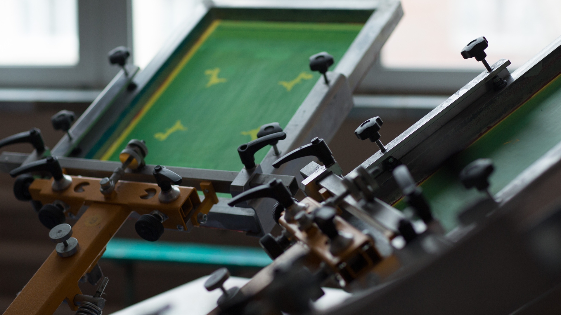 圖像上的絲網印刷，陽極氧化、印刷、噴漆、噴砂、配色等精加工選項，以力保良好的表面精加工、藝術性、壽命、匹配品牌顏色、增強視覺效果，通過使用 3D 打印等原型解決方案支持產品開發，CNC、真空鑄造、快速工具、注塑等工藝用於原型解決方案，以防產品發布、注塑、模具製造、項目管理的大規模生產，在需要時，適當和政府資助，遵守 ESG 實踐、環境、社會、治理、營銷和活動，用於促銷