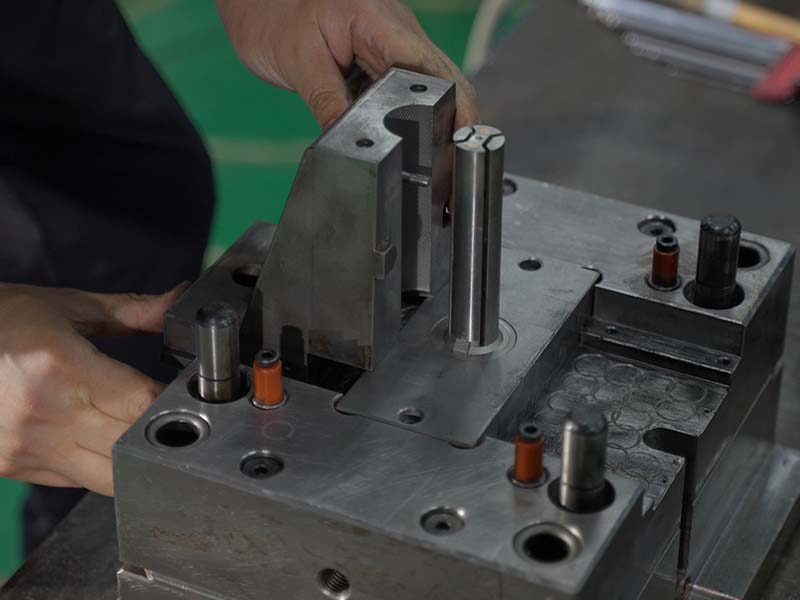 圖像上的快速工具，用於產品開發，其他選項如真空鑄造、數控、注塑，用於原型解決方案，在產品發布、注塑、模具製造、項目管理的大規模生產中，需要時，適當和政府資助，遵守 ESG 實踐、環境、社會、治理、營銷和活動，用於促銷。