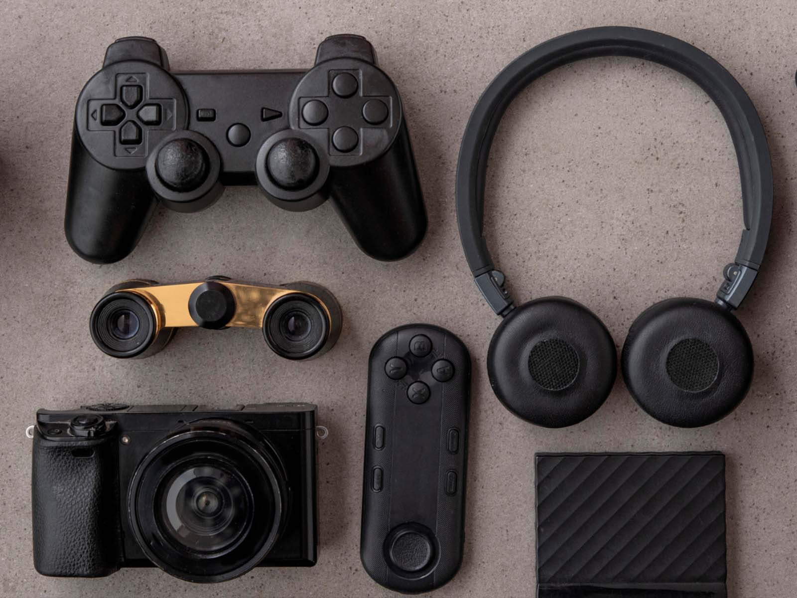 消费品 - 制作物理原型是新型或增强型消费品设计过程中优关重要的首位阶段，因为它可以测试其形状、适合度和功能。几十年来，许多消费品都使用增材制造技术生产和原型制作，例如玩具、家具、体育用品、包装、消费电子产品、电器等，用于产品开发，如 SLA、SLM、SLS，以及用于原型解决方案的真空铸造、CNC、注塑成型等其他工艺。