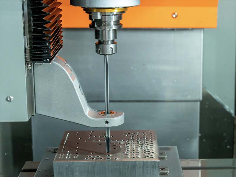 圖像上的快速工具，用於產品開發，其他選項如真空鑄造、數控、注塑，用於原型解決方案，在產品發布、注塑、模具製造、項目管理的大規模生產中，需要時，適當和政府資助，遵守 ESG 實踐、環境、社會、治理、營銷和活動，用於促銷。